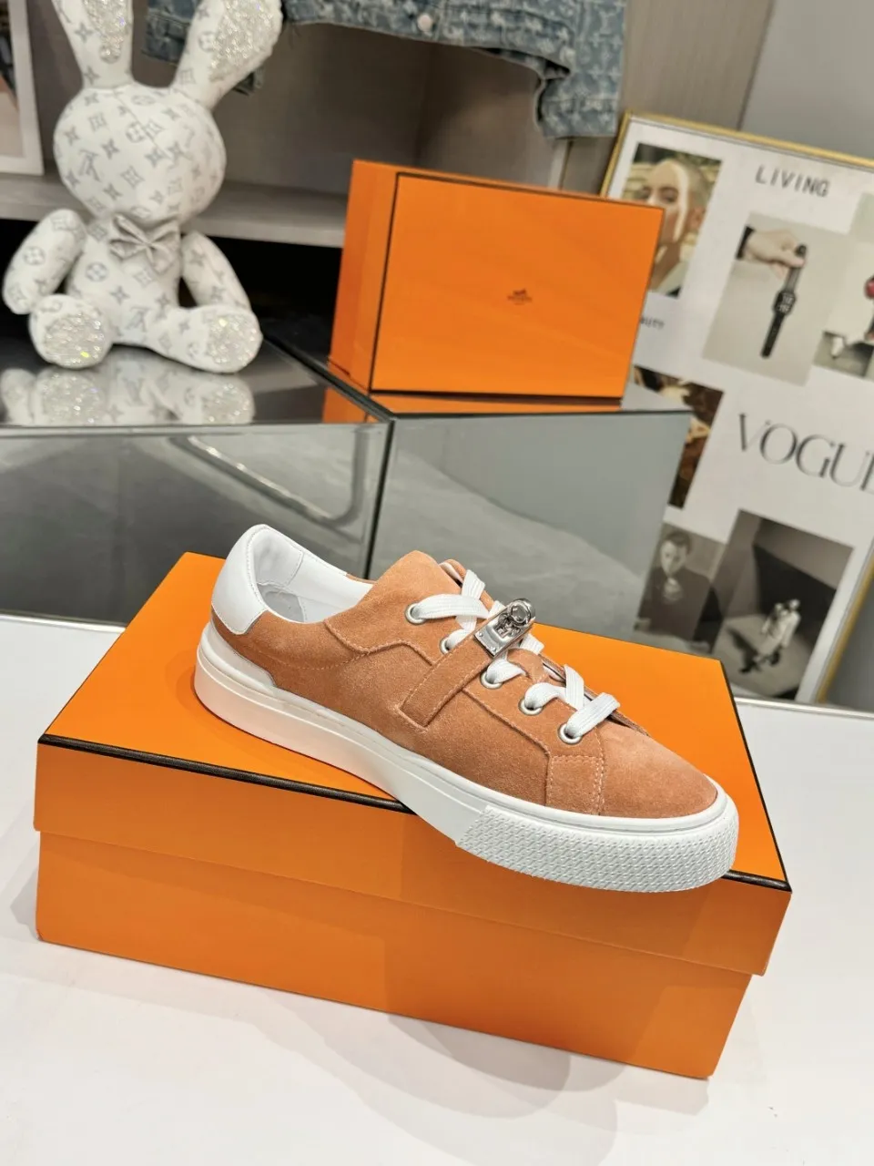 Men's Men's Shoes💰620❤️❤️❤️HERMES 2021 latest Kelly buckle white sneakers are online! The highest version on the market! Purchasing level quality! The H family rarely produces flat casual shoes, and they are styled with classic palladium-plated Kelly shoe buckles! Create a fashionable urban look that perfectly embodies the noble and elegant style of Hermès! Material selection: Fabric imported cowhide, lining + foot pads imported sheepskin, original molded TPU outsole, heavy gold molded kelly buckle full of texture Size: Female: 35-41 (41 is not returnable) Male: 39-45 (45 is not returnable)